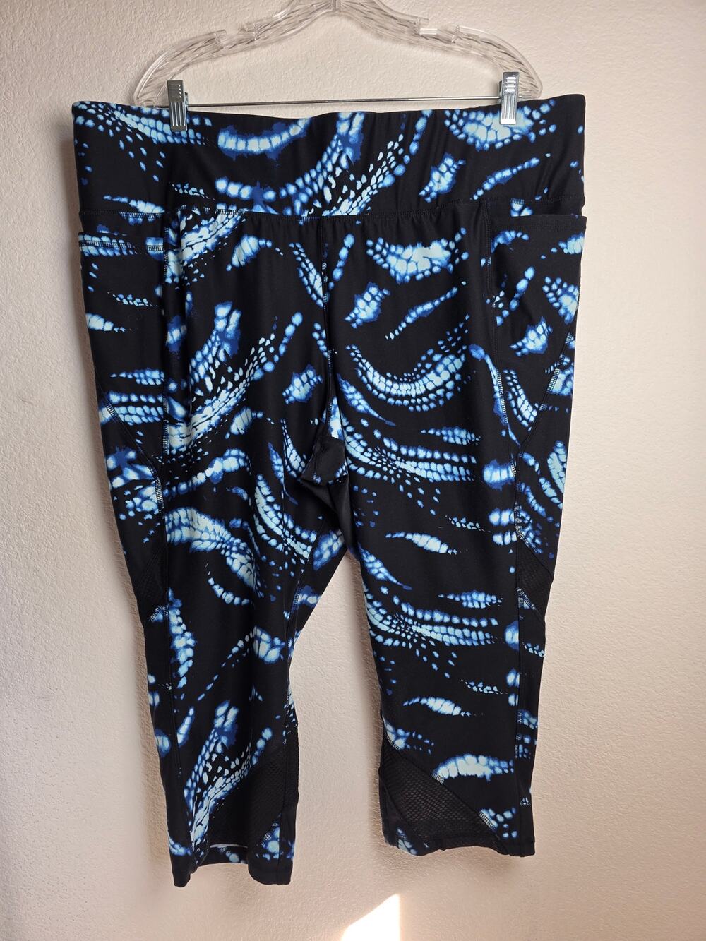 LIVI Active Lane Bryant Wicking Capri Leggings Blue Shibori Tie-Dye Size 26/28